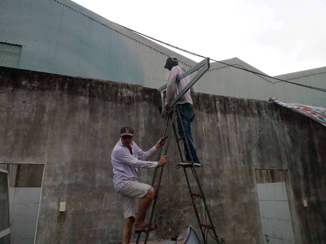 Dịch vụ thay tôn cũ hỏng nhanh tại Đà Nẵng