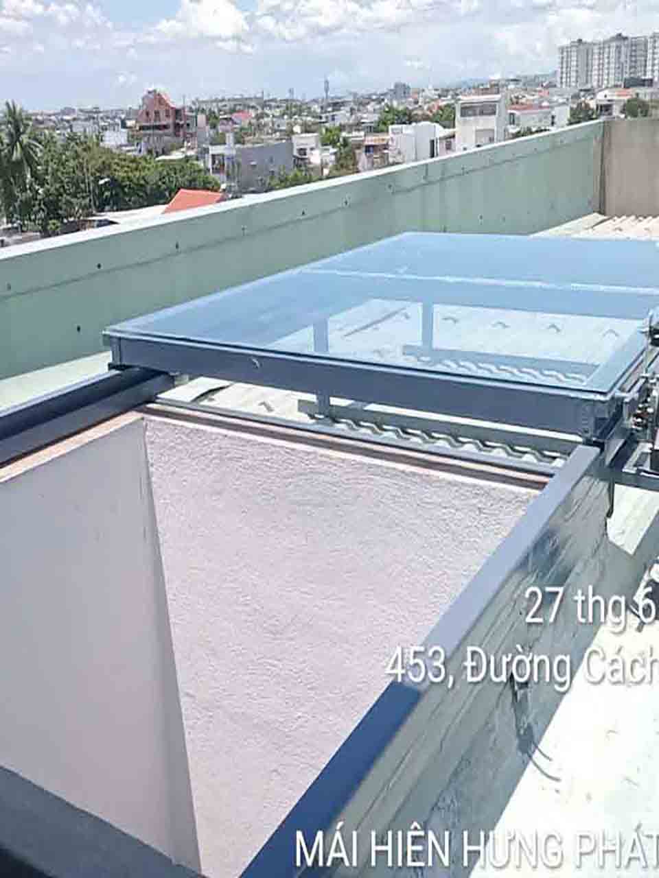 Khắc phục giếng trời bị dột nước ở Đà Nẵng (1)