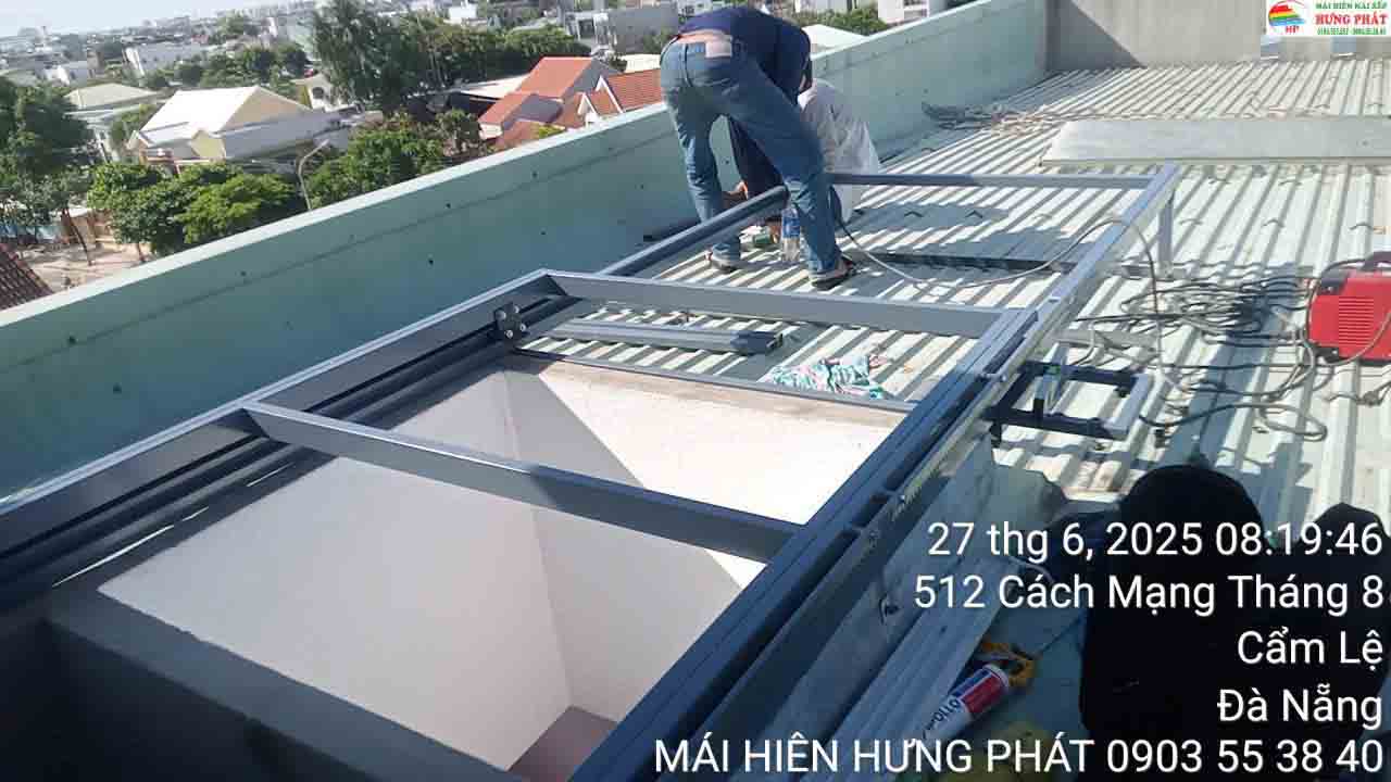 Khắc phục giếng trời bị dột nước ở Đà Nẵng (1)