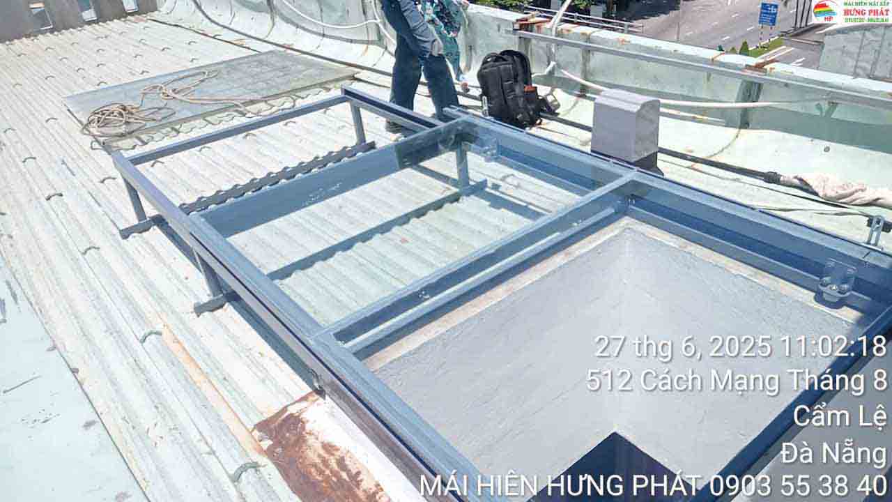 Khắc phục giếng trời bị dột nước ở Đà Nẵng (1)