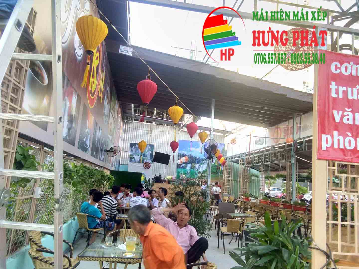 mái xếp quán cafe trong phố