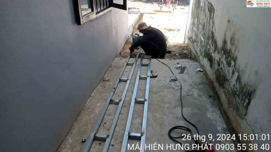 Thi công mái xếp bi trượt cho nhà a Hiền tại 74 Vũ Mộng Nguyên Đà Nẵng (1)