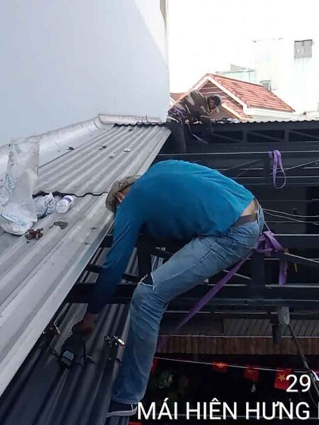 Sửa chữa thay bi treo dây kéo bảo trì tại 1113 Nguyễn Tất Thành (1)