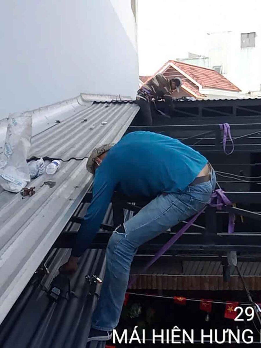 Sửa chữa thay bi treo dây kéo bảo trì tại 1113 Nguyễn Tất Thành (1)
