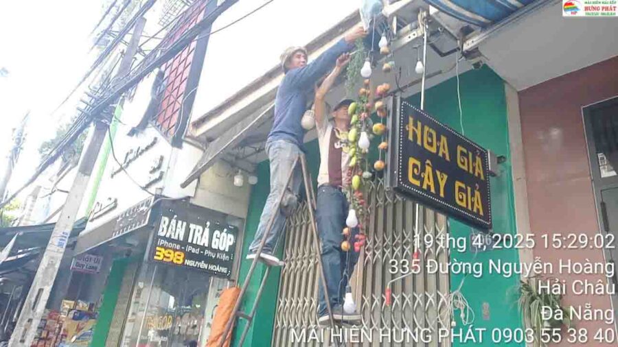 Thay bèo bạt mới cho mái hiên tiệm 396 Nguyễn Hoàng Đà Nẵng (1)