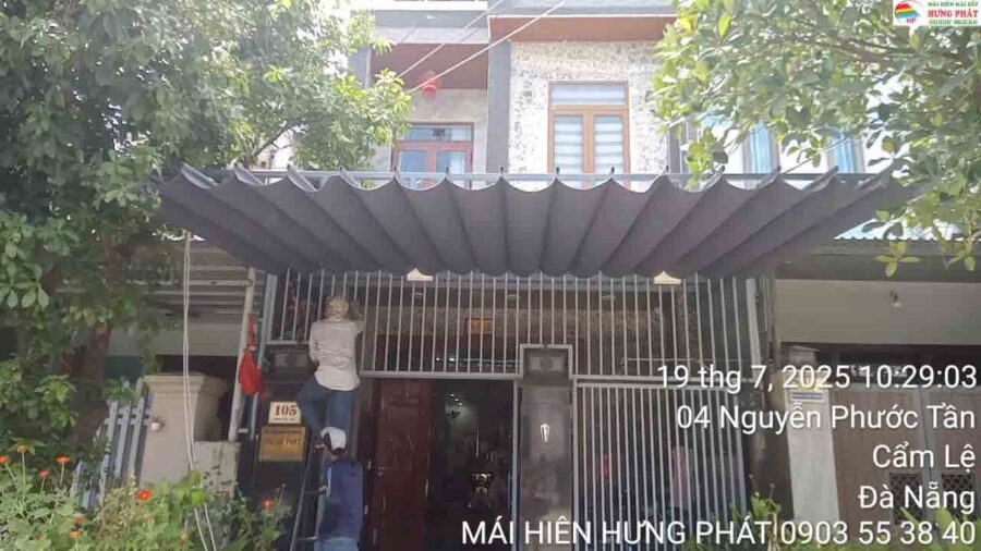 Bạt che xếp di động che nắng mưa sân trước tại 105 Hoàng Đạo Thúy,Cẩm Lệ (1)